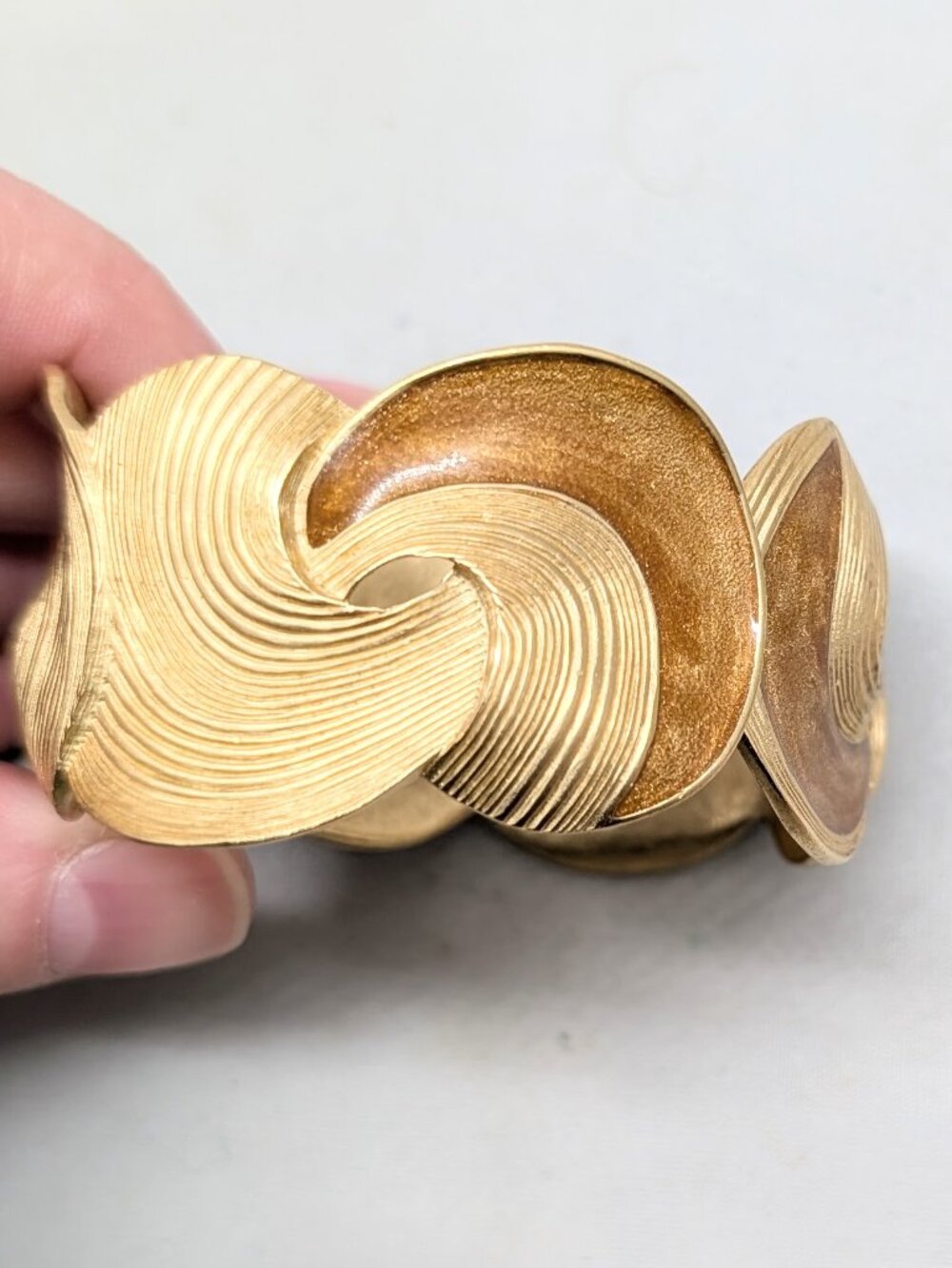 Vintage 1986 Signed Trifari Goldtone & Brown Enamel Cuff Bracelet - Picture 9 of 12